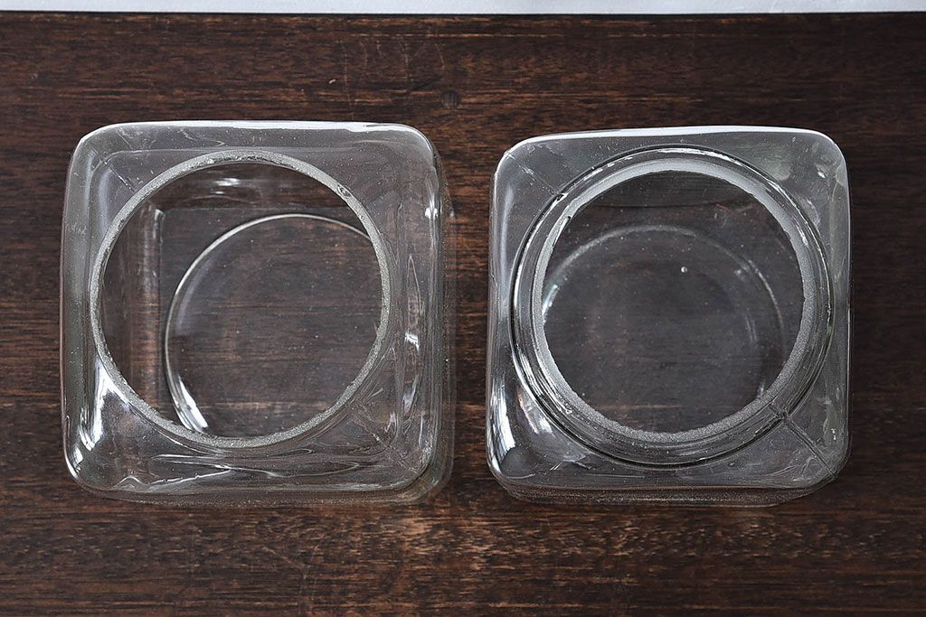 アンティーク雑貨　和製アンティーク　木製の蓋が魅力的なガラスビン(ガラス瓶、角瓶)2個セット