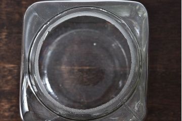 アンティーク雑貨　和製アンティーク　木製の蓋が魅力的なガラスビン(ガラス瓶、角瓶)2個セット