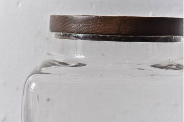 アンティーク雑貨　和製アンティーク　木製の蓋が魅力的なガラスビン(ガラス瓶、角瓶)2個セット