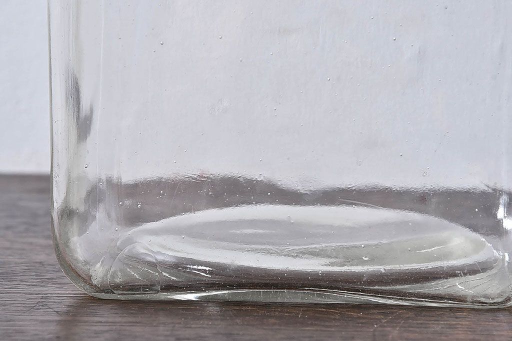 アンティーク雑貨　和製アンティーク　木製の蓋が魅力的なガラスビン(ガラス瓶、角瓶)2個セット