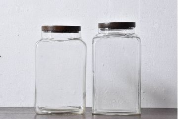 アンティーク雑貨　和製アンティーク　木製の蓋が魅力的なガラスビン(ガラス瓶、角瓶)2個セット