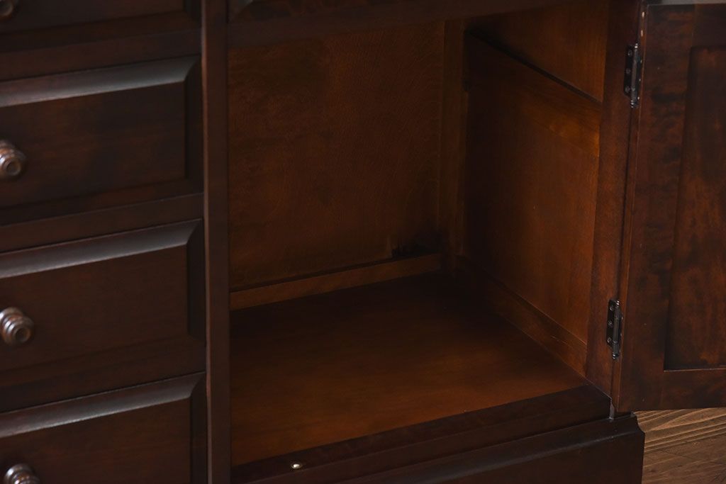 中古　北海道民芸家具　シックな雰囲気漂う大きな重ね食器棚(カップボード、収納棚)