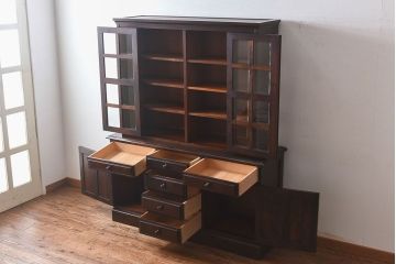 中古　北海道民芸家具　シックな雰囲気漂う大きな重ね食器棚(カップボード、収納棚)