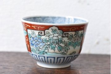 古民具・骨董　江戸期　華やかな古伊万里色絵染付　蕎麦猪口(湯呑、向付)(1)