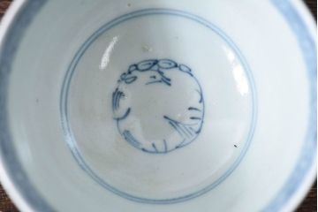 古民具・骨董　江戸期　華やかな古伊万里色絵染付　蕎麦猪口(湯呑、向付)(1)