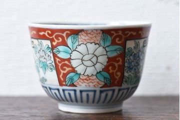 古民具・骨董　江戸期　華やかな古伊万里色絵染付　蕎麦猪口(湯呑、向付)(1)