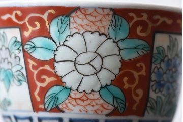 古民具・骨董　江戸期　華やかな古伊万里色絵染付　蕎麦猪口(湯呑、向付)(1)
