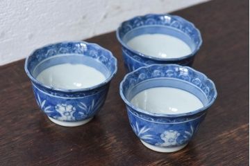 江戸期　かわいらしいフォルムの伊万里焼　染付　湯呑(向付・蕎麦猪口)3客セット