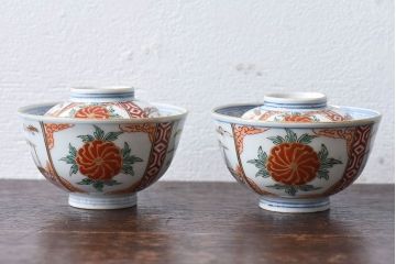 古民具・骨董　江戸期　華やかな古伊万里色絵染付　蓋つき茶碗(2客セット)