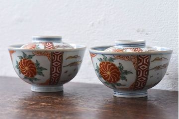 古民具・骨董　江戸期　華やかな古伊万里色絵染付　蓋つき茶碗(2客セット)