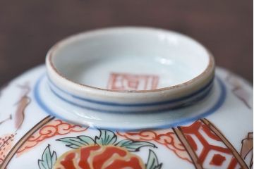 古民具・骨董　江戸期　華やかな古伊万里色絵染付　蓋つき茶碗(2客セット)