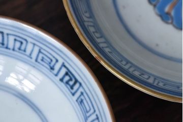 古民具・骨董　江戸期　華やかな古伊万里色絵染付　蓋つき茶碗(2客セット)