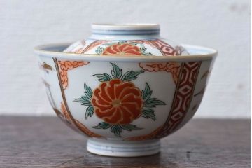 古民具・骨董　江戸期　華やかな古伊万里色絵染付　蓋つき茶碗(2客セット)