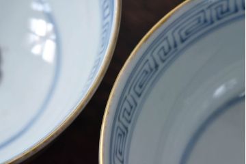 古民具・骨董　江戸期　華やかな古伊万里色絵染付　蓋つき茶碗(2客セット)