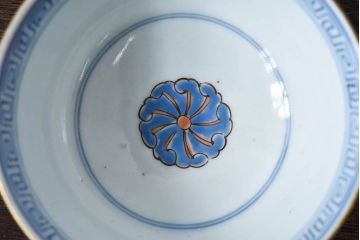 古民具・骨董　江戸期　華やかな古伊万里色絵染付　蓋つき茶碗(2客セット)