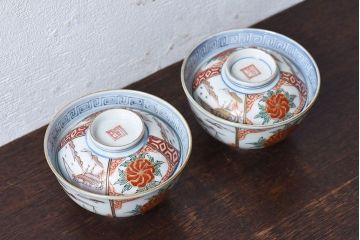 古民具・骨董　江戸期　華やかな古伊万里色絵染付　蓋つき茶碗(2客セット)