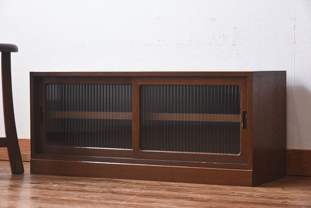 レトロ家具　昭和レトロ　モールガラス戸の小振りなローボード(収納棚・戸棚)