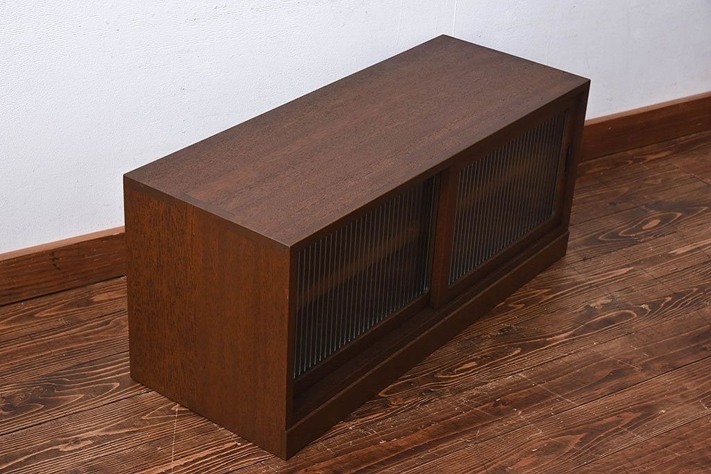 レトロ家具　昭和レトロ　モールガラス戸の小振りなローボード(収納棚・戸棚)