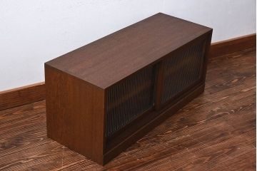 レトロ家具　昭和レトロ　モールガラス戸の小振りなローボード(収納棚・戸棚)