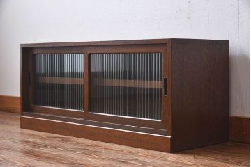 レトロ家具　昭和レトロ　モールガラス戸の小振りなローボード(収納棚・戸棚)
