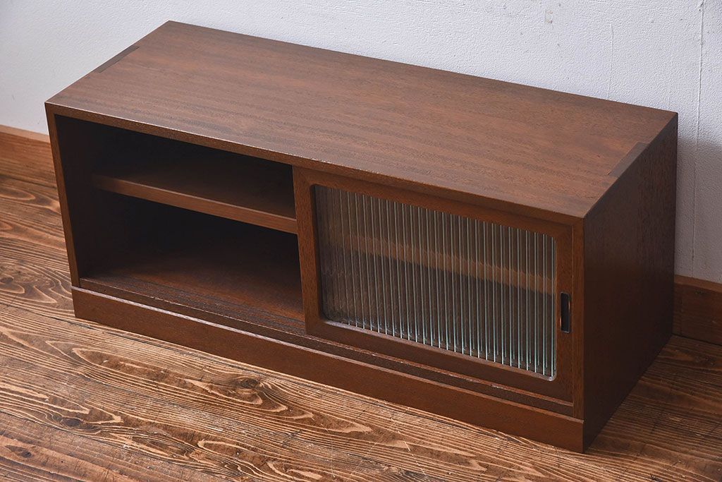 レトロ家具　昭和レトロ　モールガラス戸の小振りなローボード(収納棚・戸棚)