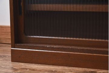 レトロ家具　昭和レトロ　モールガラス戸の小振りなローボード(収納棚・戸棚)