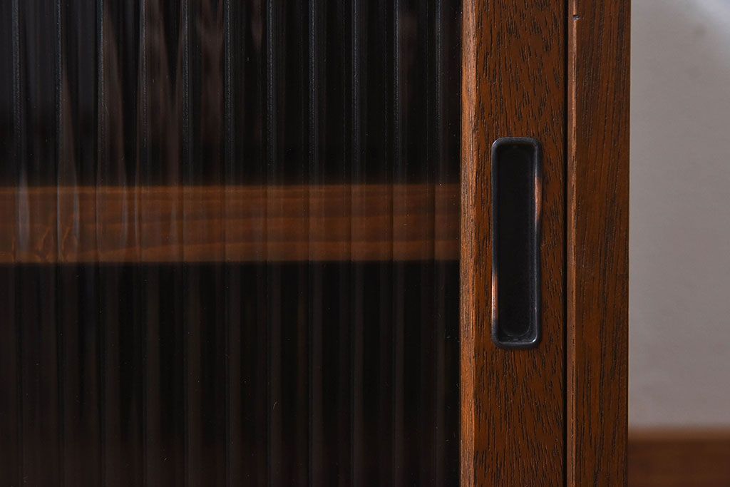 レトロ家具　昭和レトロ　モールガラス戸の小振りなローボード(収納棚・戸棚)