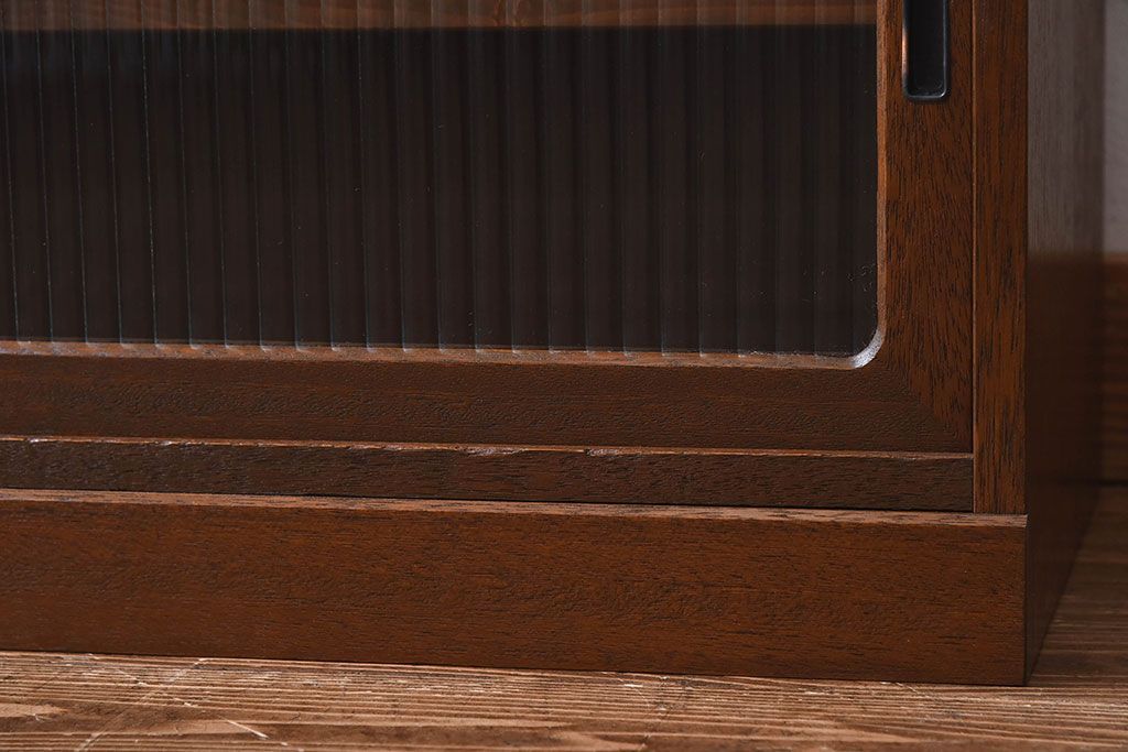 レトロ家具　昭和レトロ　モールガラス戸の小振りなローボード(収納棚・戸棚)