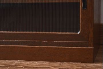 レトロ家具　昭和レトロ　モールガラス戸の小振りなローボード(収納棚・戸棚)