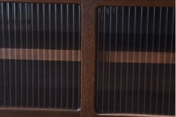 アンティーク家具　和製アンティーク　モールガラス入り　古材の質感が味わい深いローボード(戸棚、収納棚)
