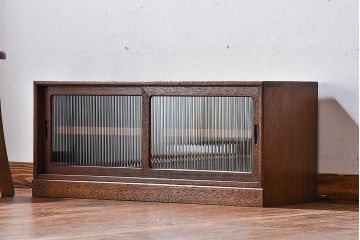 アンティーク家具　和製アンティーク　モールガラス入り　古材の質感が味わい深いローボード(戸棚、収納棚)