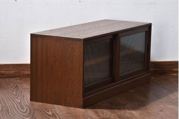 アンティーク家具　和製アンティーク　モールガラス入り　古材の質感が味わい深いローボード(戸棚、収納棚)