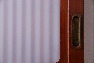 和製アンティーク　裏ガラス入り　艶やかな質感が魅力的なガラス格子戸(引き戸、建具)