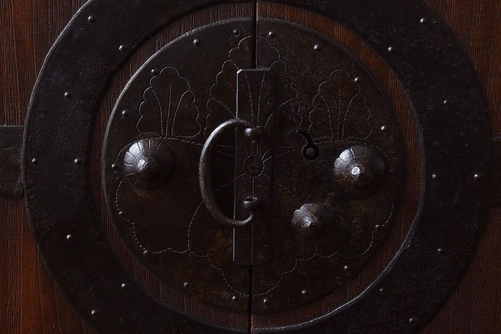 アンティーク家具　和製アンティーク　観音開き戸!下部の棚が便利な時代箪笥サイドボード(チェスト)