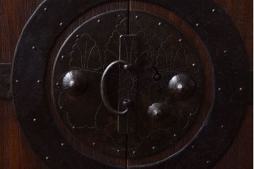 アンティーク家具　和製アンティーク　観音開き戸!下部の棚が便利な時代箪笥サイドボード(チェスト)