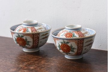 古民具・骨董　江戸期　華やかな古伊万里色絵染付　蓋つき茶碗2客セット(1)