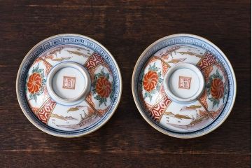 古民具・骨董　江戸期　華やかな古伊万里色絵染付　蓋つき茶碗2客セット(1)
