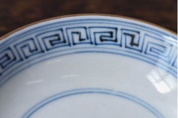 古民具・骨董　江戸期　華やかな古伊万里色絵染付　蓋つき茶碗2客セット(1)