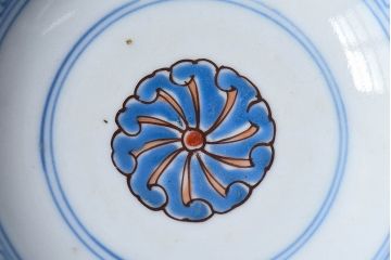 古民具・骨董　江戸期　華やかな古伊万里色絵染付　蓋つき茶碗2客セット(1)