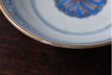 古民具・骨董　江戸期　華やかな古伊万里色絵染付　蓋つき茶碗2客セット(1)