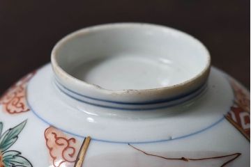 古民具・骨董　江戸期　華やかな古伊万里色絵染付　蓋つき茶碗2客セット(1)