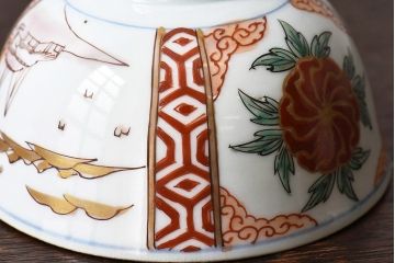 古民具・骨董　江戸期　華やかな古伊万里色絵染付　蓋つき茶碗2客セット(1)