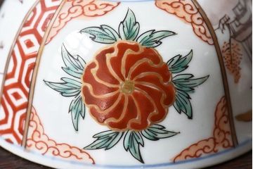 古民具・骨董　江戸期　華やかな古伊万里色絵染付　蓋つき茶碗2客セット(1)