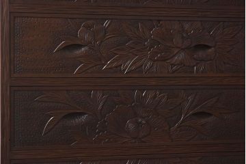 中古　伝統工芸　軽井沢彫り　牡丹の図柄が上品な縦型チェスト(和タンス、引き出し)