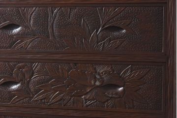 中古　伝統工芸　軽井沢彫り　牡丹の図柄が上品な縦型チェスト(和タンス、引き出し)