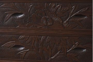 中古　伝統工芸　軽井沢彫り　牡丹の図柄が上品な縦型チェスト(和タンス、引き出し)