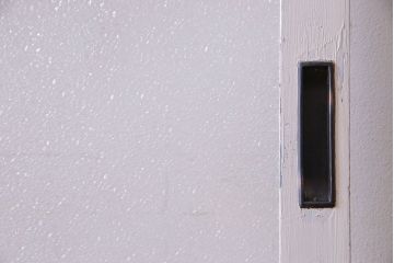 ペイント家具　ダイヤガラス入り　ナチュラルな雰囲気ただようガラス戸(建具、引き戸)