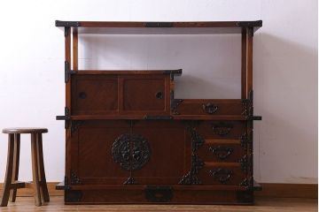 中古　民芸家具　立派な金具が目を惹く上質な飾り棚(茶棚)
