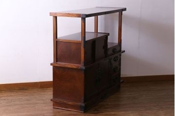 中古　民芸家具　立派な金具が目を惹く上質な飾り棚(茶棚)