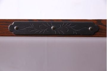 中古　民芸家具　立派な金具が目を惹く上質な飾り棚(茶棚)